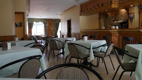 Ein Restaurant oder anderes Speiselokal in der Unterkunft Hotel Larry 