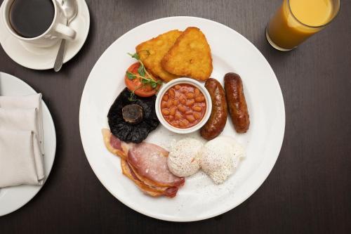 Un plato de desayuno con frijoles y tocino. en Stoke By Nayland Hotel, Golf & Spa, en Leavenheath