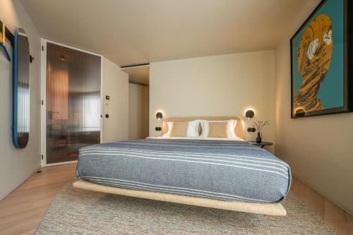 a bedroom with a large bed in a room at SUTRooms in Braga