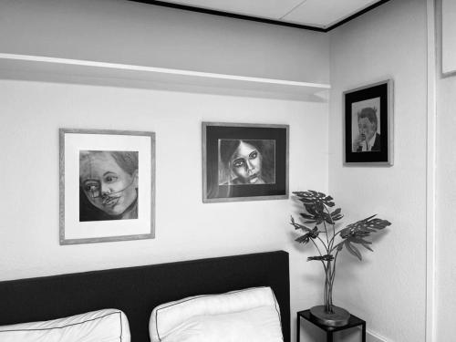 une chambre avec trois photos d'un homme sur le mur dans l'établissement Cozy studio, à Knokke-Heist