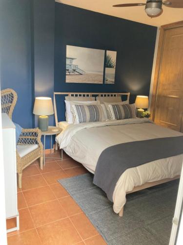 Posteľ alebo postele v izbe v ubytovaní 2 Bedroom Apartment with Sea Views