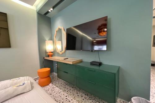 - une chambre avec une commode verte et un miroir dans l'établissement The 1 BDR Peridot Flatette 5 min to CAI Airport, au Caire