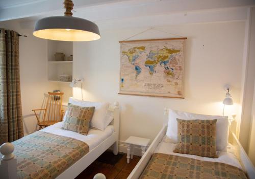 1 dormitorio con 1 cama y un mapa en la pared en Maesgwyn, en Pembrokeshire