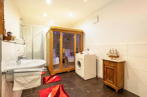 a bathroom with a sink and a washing machine at Fuchswiese in Thurmansbang