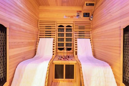 Habitación pequeña con 2 camas en una sauna en Fuchswiese, en Thurmansbang