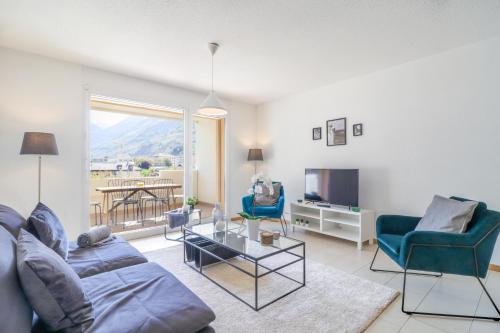 sala de estar con sofá, sillas y TV en Nice apartment ideally located in Martigny, en Martigny-Ville