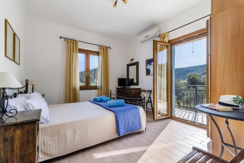 1 dormitorio con 1 cama y balcón en Villa Christina near Stafylos beach, en Skopelos Town