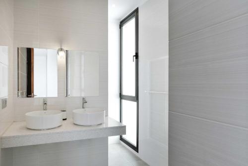 Kupatilo u objektu Villa Berniente - Modern 3 Bedroom Villa - Great Sea Views - Perfect for Families