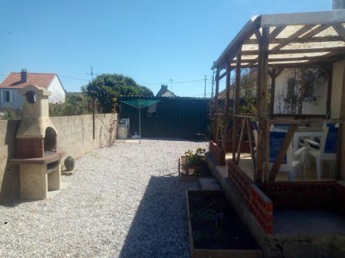 a garden with a wooden pavilion in a yard at Maison charmante à Cayeux-sur-Mer avec jardin privatif in Cayeux-sur-Mer