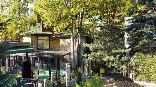 a house with a fence in front of a yard at Hillden Lodge &Restaurant in Bran