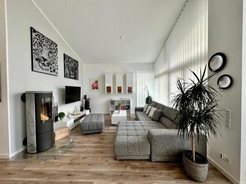 a living room with a couch and a fireplace at Idylisches Ferienhaus in Edewecht