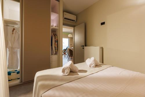 Postel nebo postele na pokoji v ubytování Hersonissos Beach Front Suites