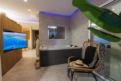 TV a/nebo společenská místnost v ubytování Hersonissos Beach Front Suites
