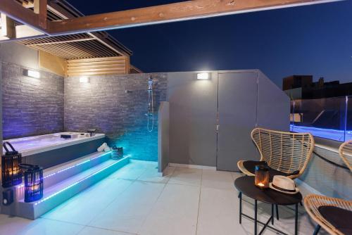 Bazén v ubytování Hersonissos Beach Front Suites nebo v jeho okolí