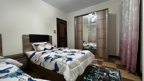 um quarto com 2 camas e uma janela em Charming Apartment in 6th October Cairo Giza Family Only em Cidade 6 de Outubro