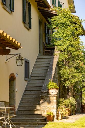 a set of stairs leading up to a house at Agriturismo LaPievuccia in Castiglion Fiorentino