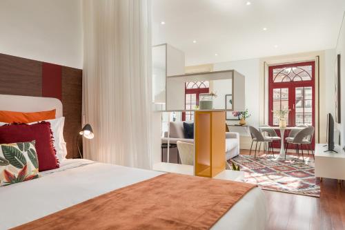 1 dormitorio con 1 cama y sala de estar en Apartments2Stay I Porto - Flores, en Oporto