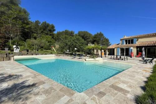 une piscine devant une maison dans l'établissement Magnifique villa familiale tout confort à 10 min d'Aix-en-Provence, à Ventabren