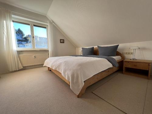 ウールディンゲン・ミュールホーフェンにあるSeeperleのベッドルーム(青い枕の大型ベッド1台付)