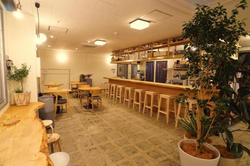 un restaurant avec des tables et des chaises ainsi qu'un bar dans l'établissement La Union Twin room with share bath room - Vacation STAY 31448v, à Fukushima