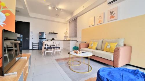 un soggiorno con un divano e un tavolo di Cozy Minimalist Suite at Urban Suites Georgetown by SuperStay a Jelutong