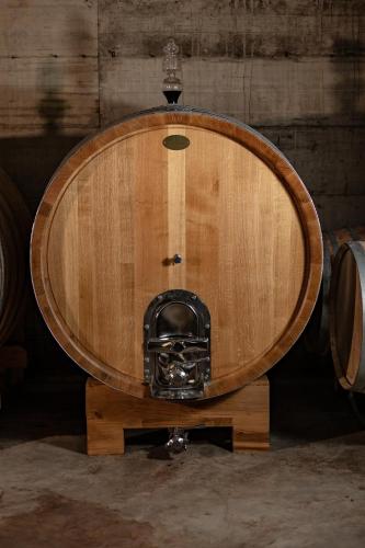 a wooden tub sitting on top of a wooden table at Agriturismo LaPievuccia in Castiglion Fiorentino