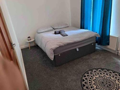 เตียงในห้องที่ Cosy 2 Bed House in Rochdale