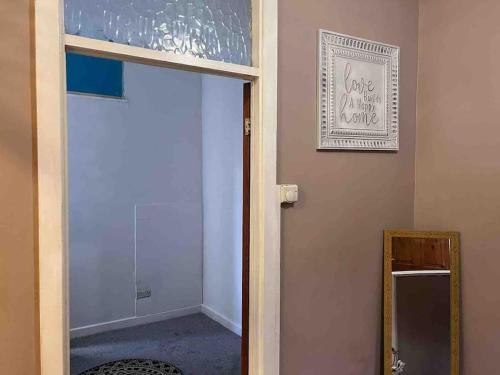 Bathroom sa Cosy 2 Bed House in Rochdale