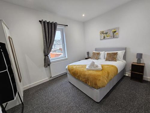 een slaapkamer met een bed en een raam bij 16 Newcastle street by Prestige Properties Serviced Accommodation in Roose