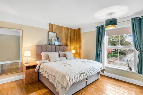 a bedroom with a bed and a window at Stylish 2 bed city centre house in Norwich