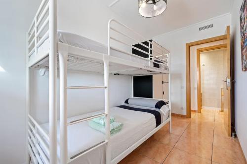 1 dormitorio con 2 literas en una habitación en Appartement de vacances avec vue mer , terrasses , solarium et Wi-Fi, en L'Eucaliptus