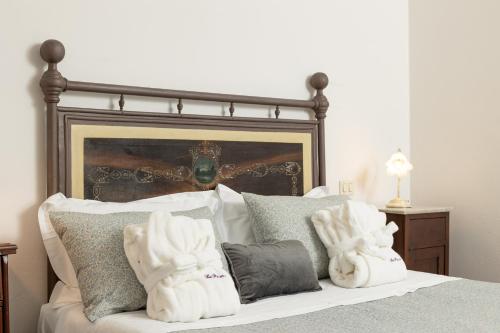 a bed with two white towels on top of it at Agriturismo LaPievuccia in Castiglion Fiorentino