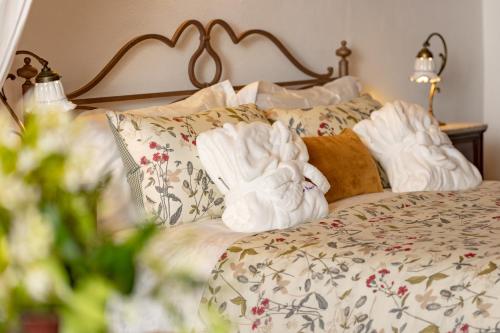 a bed with towels sitting on top of it at Agriturismo LaPievuccia in Castiglion Fiorentino