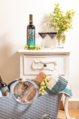 a basket of wine and two glasses on a table at Agriturismo LaPievuccia in Castiglion Fiorentino