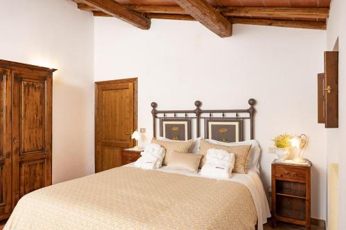 a bedroom with a large bed with pillows on it at Agriturismo LaPievuccia in Castiglion Fiorentino