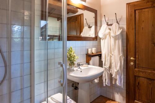 a bathroom with a sink and a shower at Agriturismo LaPievuccia in Castiglion Fiorentino