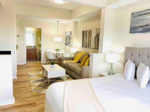 a bedroom with a bed and a living room at Universal and Convention Center Best Resort Studio in Orlando