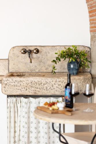 a table with a plate of food on top of a wall at Agriturismo LaPievuccia in Castiglion Fiorentino