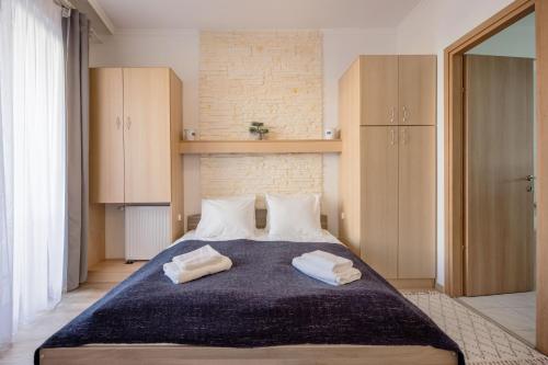 Säng eller sängar i ett rum på Cozy In the Heart of Budapest with Terrace and Tub