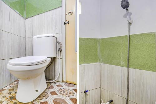 La salle de bains est pourvue d'une douche et de toilettes. dans l'établissement OYO Life 90701 Kost Syariah Deris, à Sumedang