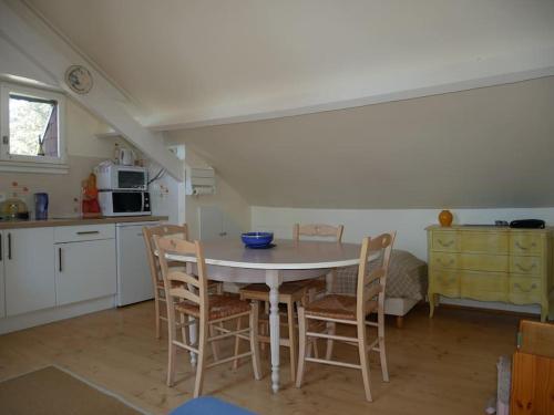 - une cuisine avec une table et des chaises dans la chambre dans l'établissement Charmant apt dans belle villa, tout proche plage, à La Teste-de-Buch