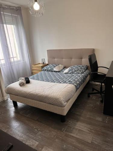 une chambre avec un lit, une chaise et une fenêtre dans l'établissement Jaurès-Pilier rouge/App spacieux/3 chambres/6 pers, à Brest