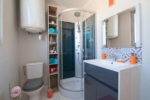 ein Bad mit einer Dusche, einem WC und einem Waschbecken in der Unterkunft Le petit Marcel - Saint-Julien-les-Villas in Saint-Julien-les-Villas