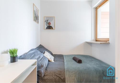 a bedroom with a bed and a window at Direct Room in Gdańsk