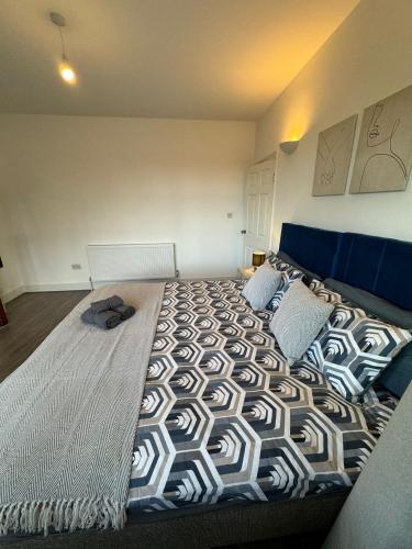 Smart Guest Rooms Fast Access to Central London via Piccadilly Lineにあるベッド