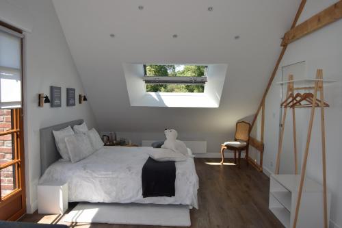 - une chambre avec un lit blanc et une fenêtre dans l'établissement Les chambres d hôtes de l entre deux baies à Merlimont entre Berck et le Touquet, à Merlimont