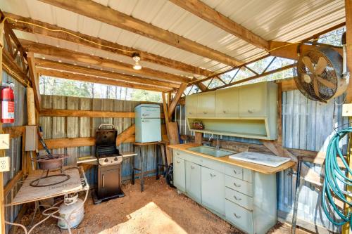 een oude keuken met een fornuis en een wastafel bij Quaint Abbeville Cabin Studio with Gas Grill! in Abbeville