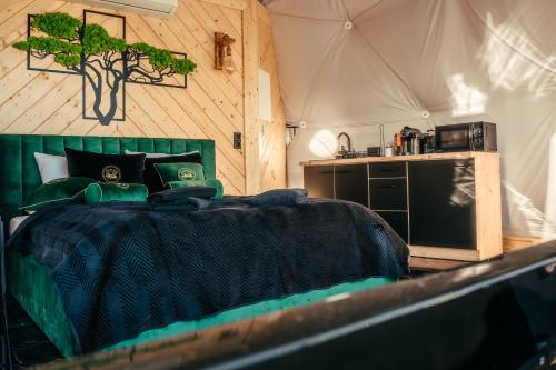 um quarto com uma cama numa tenda em Góralski Harem Osada Glamp Jacuzzi & Balia em Zakopane