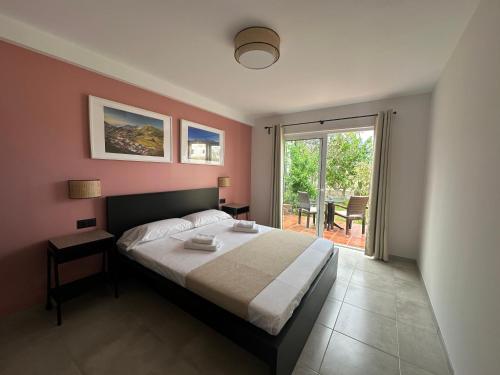 een slaapkamer met een groot bed en een groot raam bij Villa 8 Islas in Costa Del Silencio