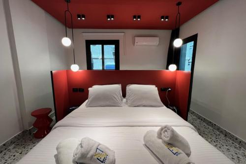 - une chambre avec un grand lit et des serviettes dans l'établissement The 1 BDR Ruby Flatette 5 min to CAI Airport, au Caire
